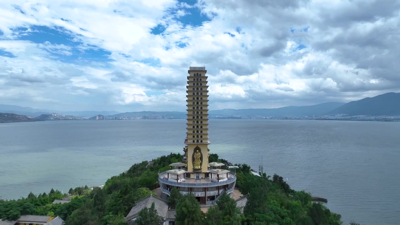 航拍云南旅游大理洱海边罗荃寺视频素材