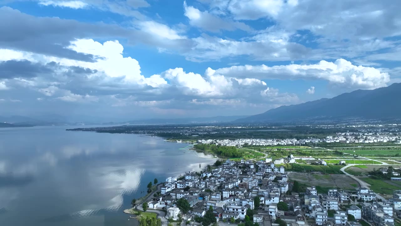 航拍云南旅游大理苍山洱海乡村田园风景视频素材