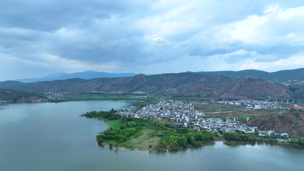 航拍云南旅游大理洱海边乡村田园风景视频素材