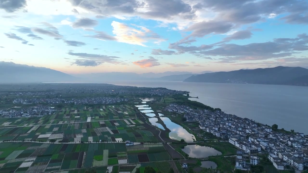 航拍云南旅游大理洱海乡村农田夕阳落日晚霞视频素材