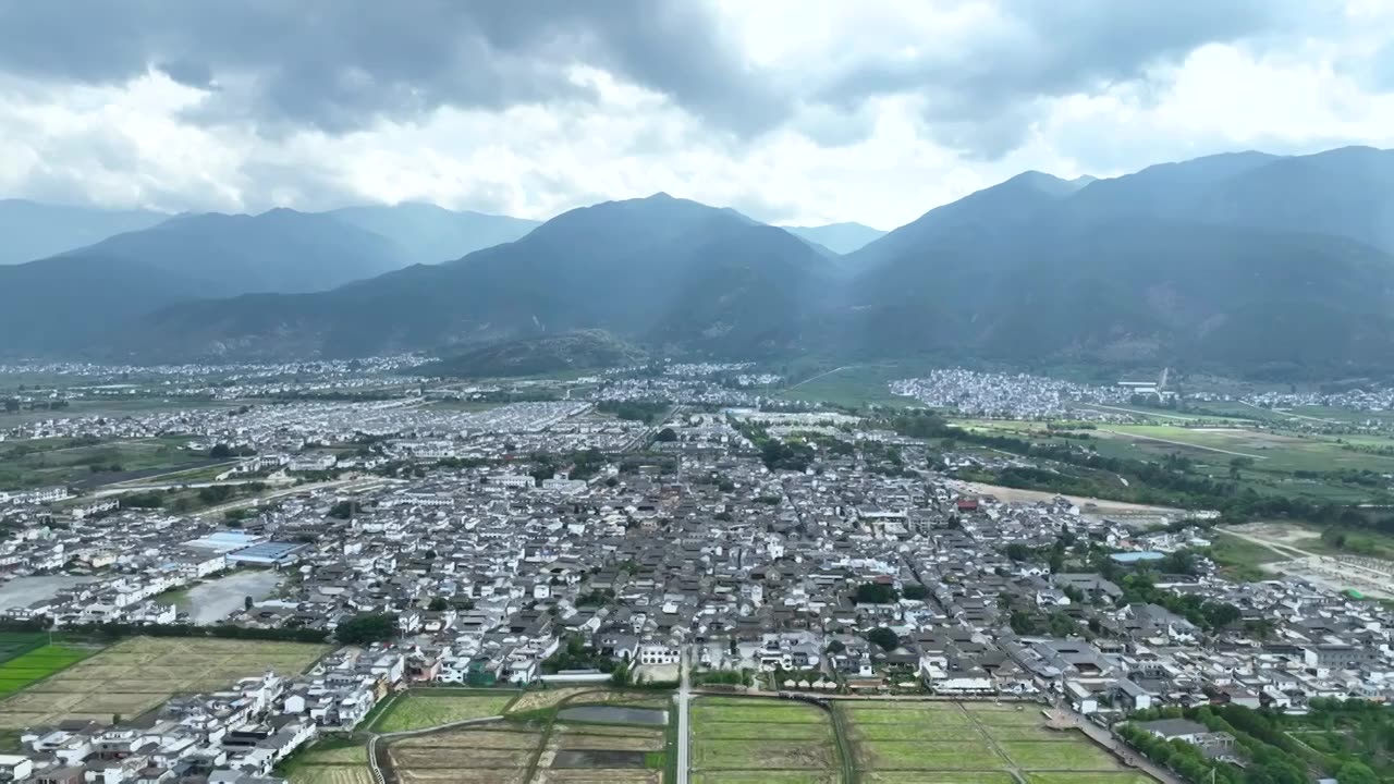 航拍云南旅游苍山大理古城乡村建筑群街景视频素材