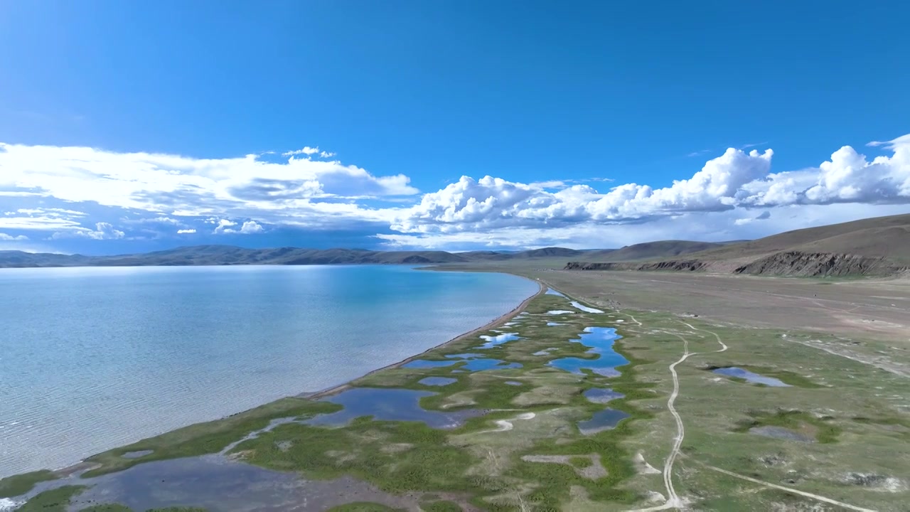 航拍西藏旅游圣湖纳木错蓝色湖景自然风景视频素材