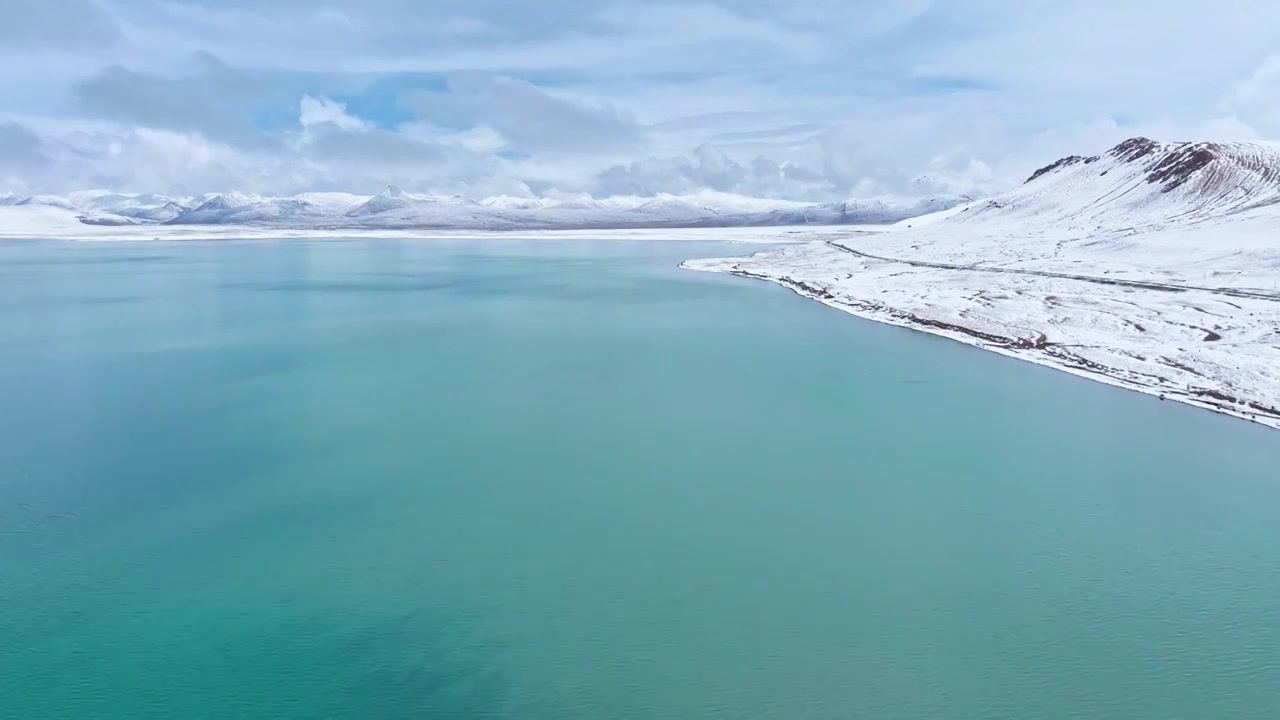 中国西藏山南市普莫雍错雪后景色视频素材