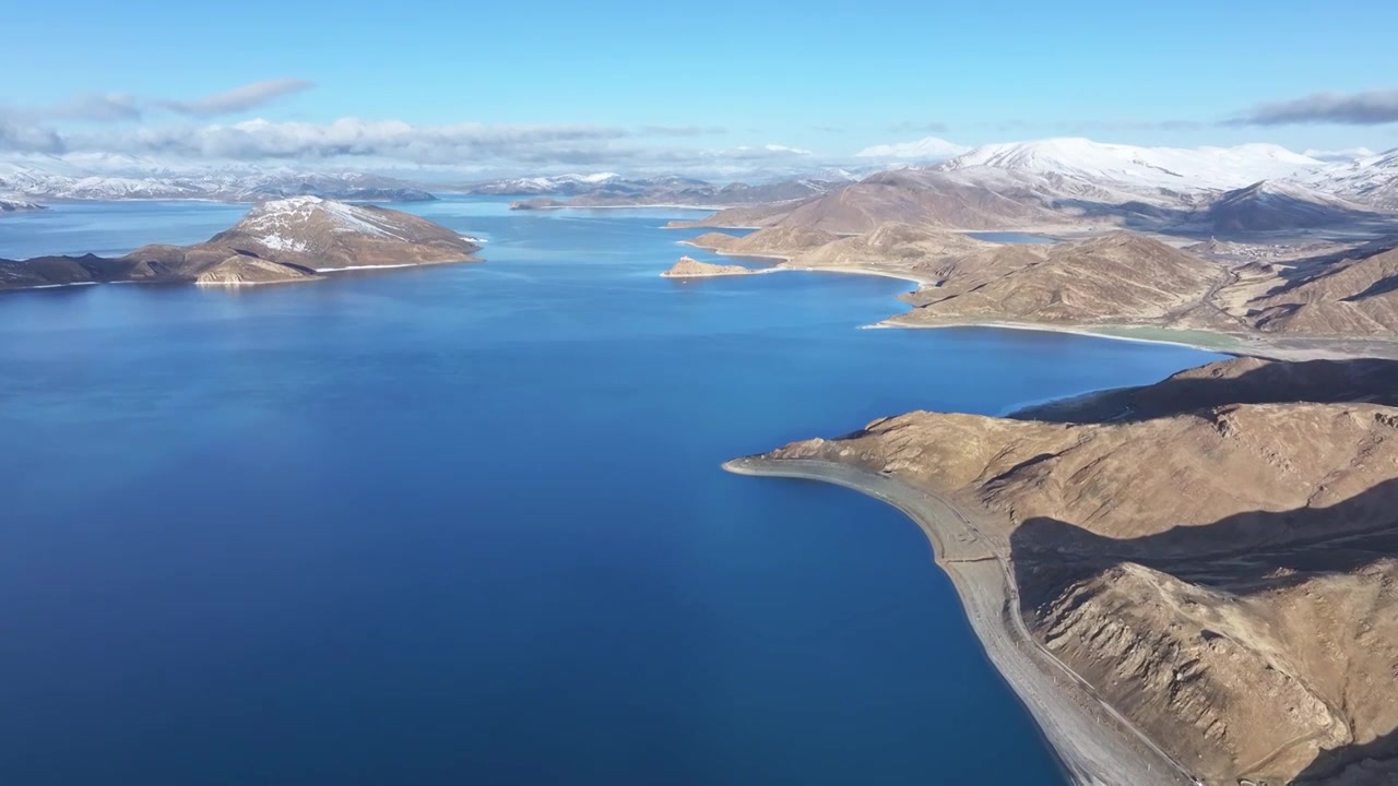 中国西藏山南市羊卓雍错春季航拍风光视频素材