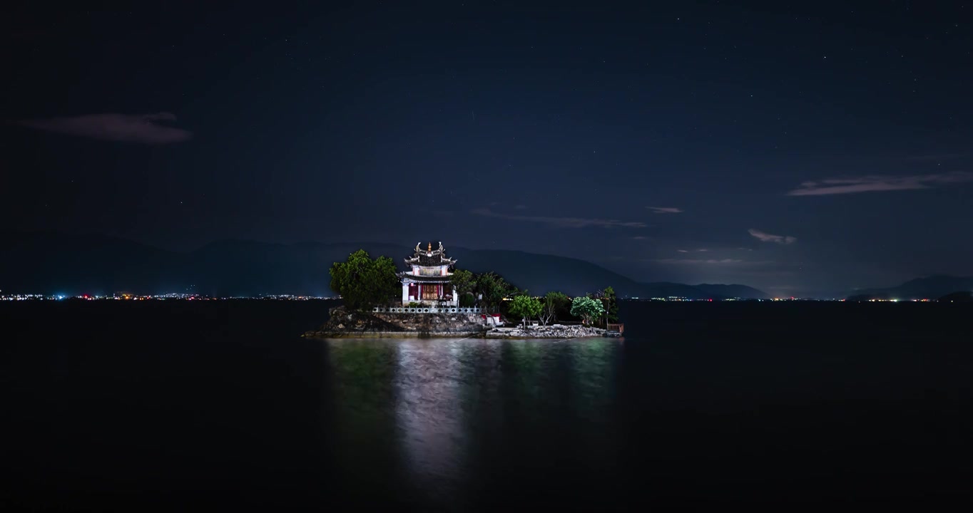 云南大理洱海小普陀的星空与流星雨视频素材