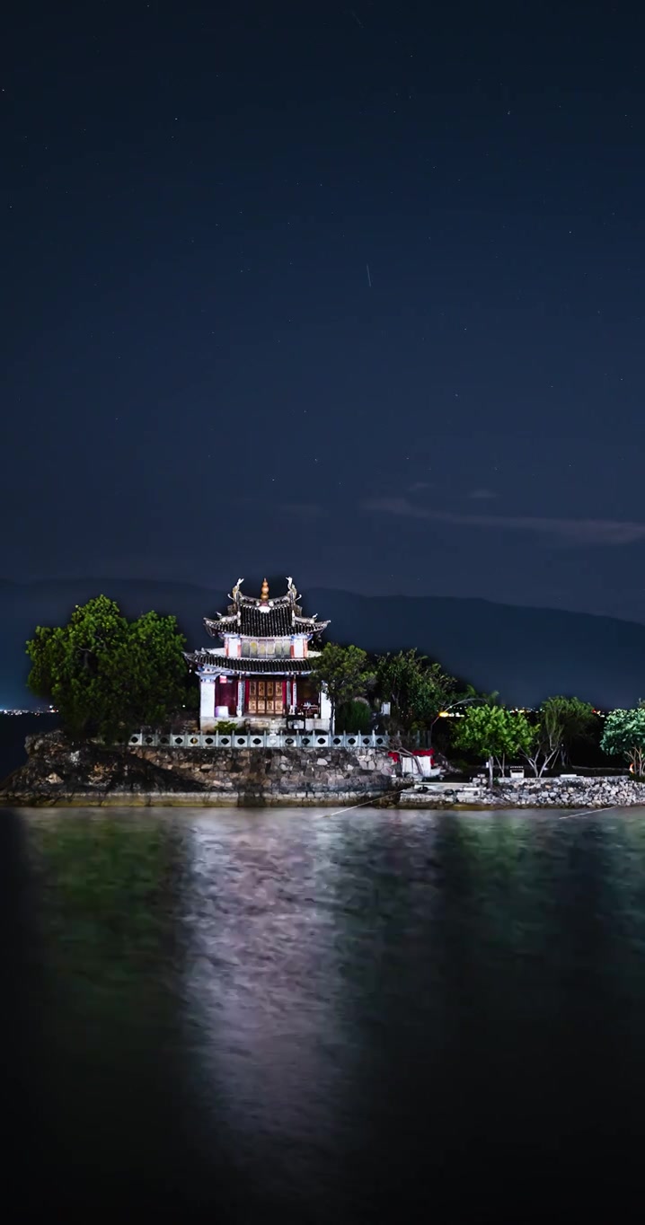 云南大理洱海小普陀的星空与流星雨视频素材