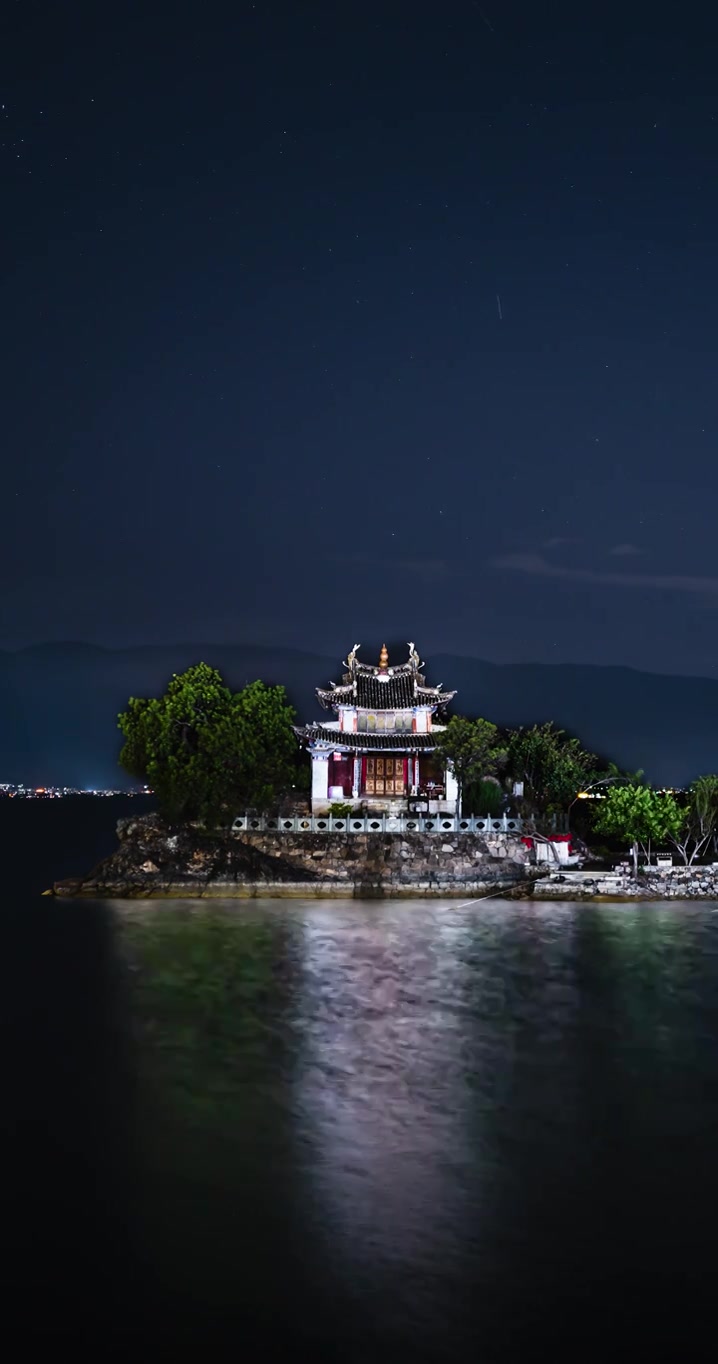 云南大理洱海小普陀的星空与流星雨视频素材