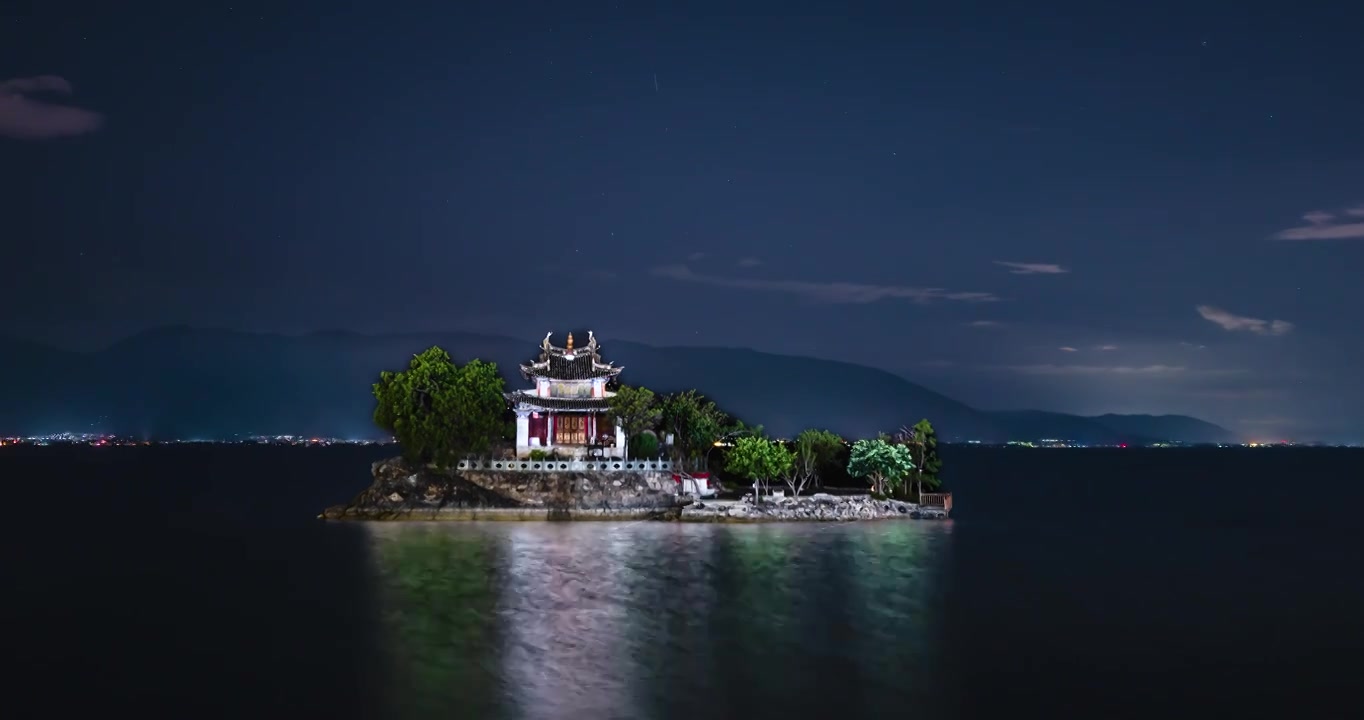 云南大理洱海小普陀的星空与流星雨视频素材