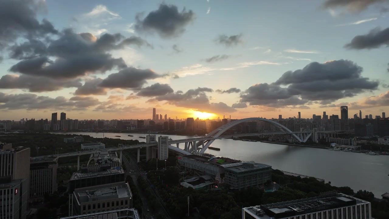 从高处拍摄上海卢浦大桥日转夜延时摄影视频素材