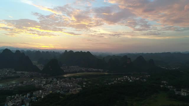 城市上空的晚霞视频素材