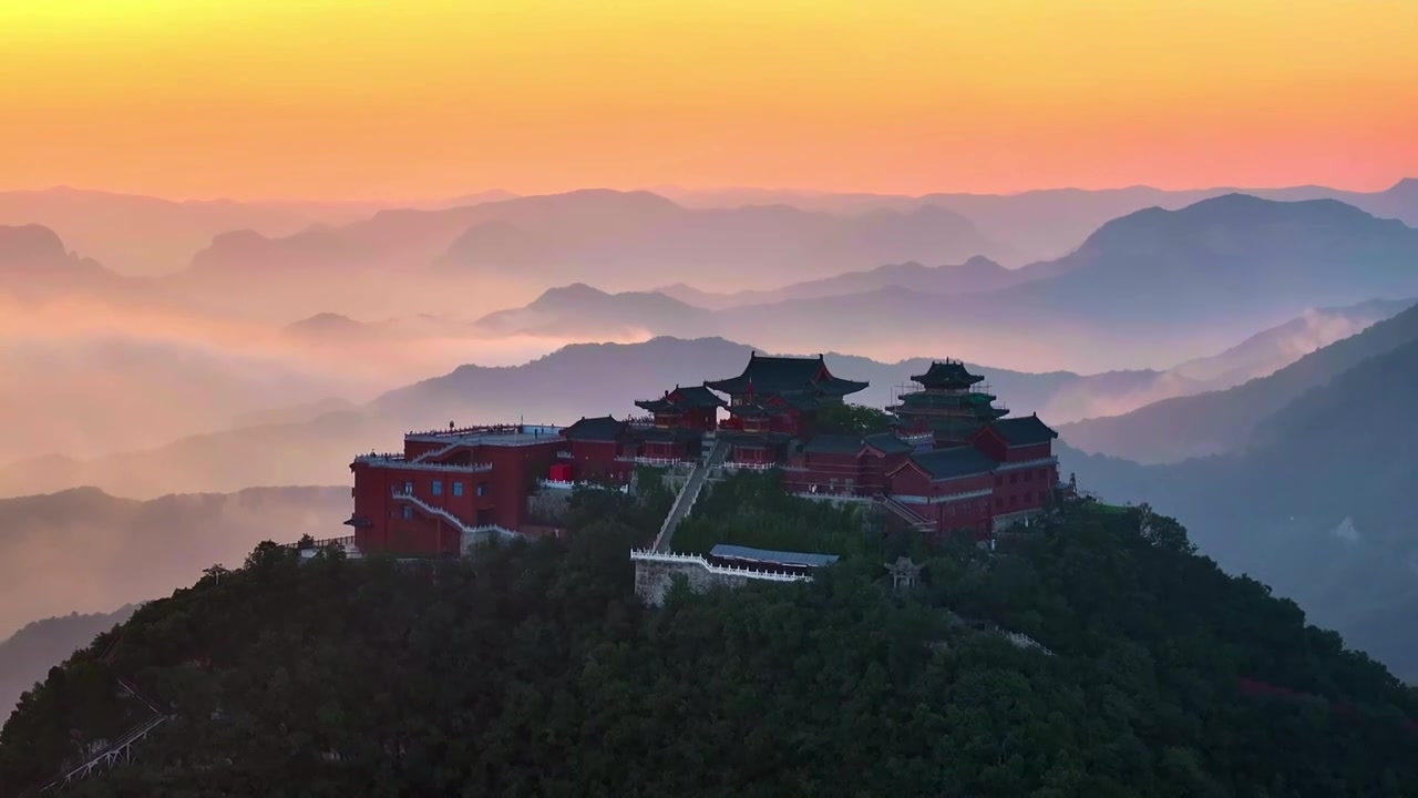 航拍云台山茱萸峰和远处的群山和云海视频下载