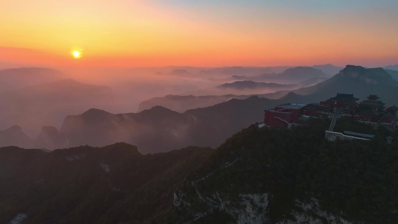 航拍云台山茱萸峰的晚霞视频素材