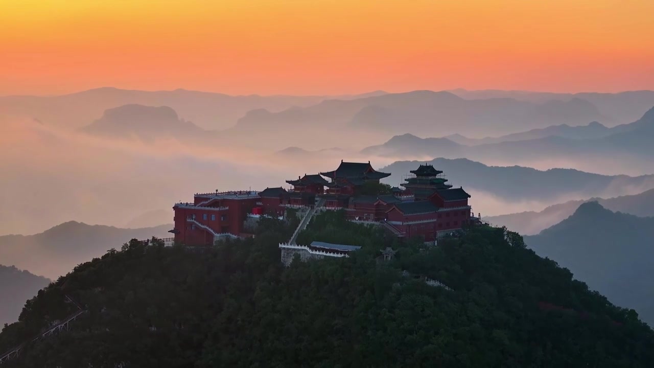 航拍云台山茱萸峰云海落日视频素材