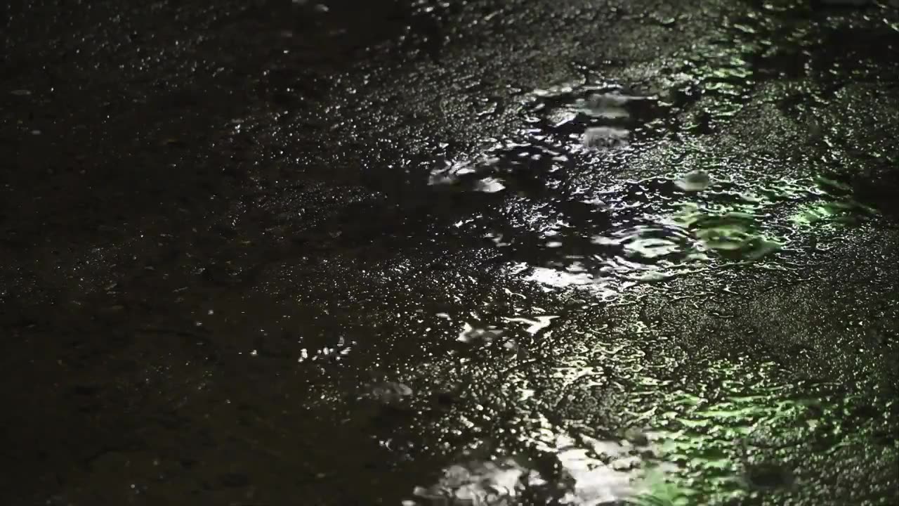 夜晚雨滴落在地面上视频素材