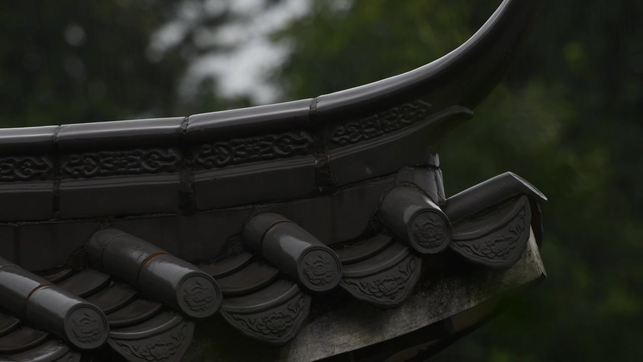 雨天古风建筑屋檐下雨水滴意境视频素材