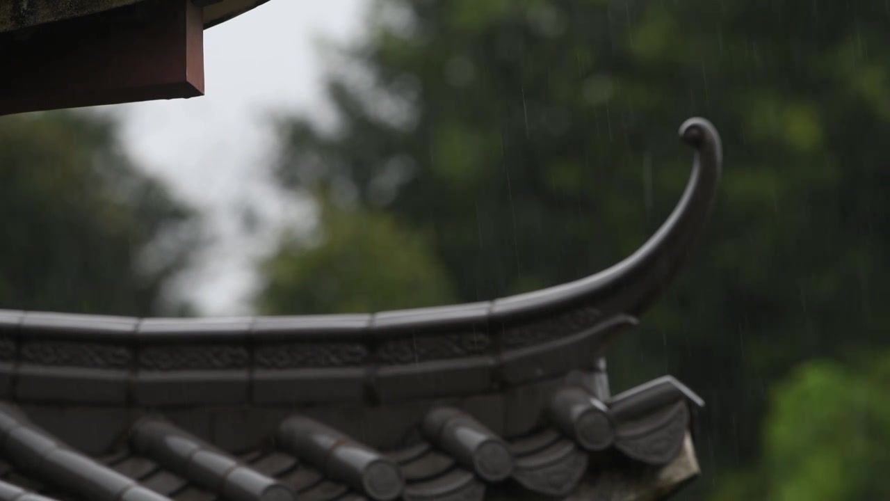 雨天古风建筑屋檐下雨水滴意境视频素材