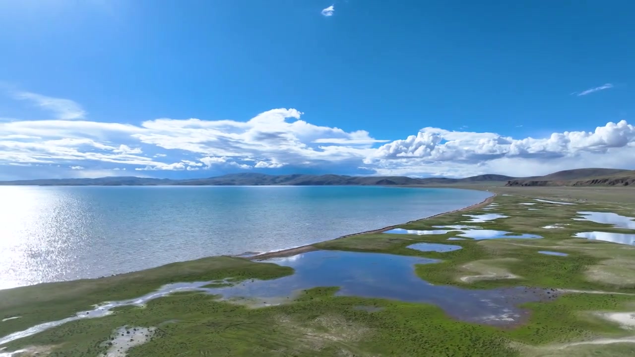 航拍西藏旅游圣湖纳木错蓝色湖景视频素材