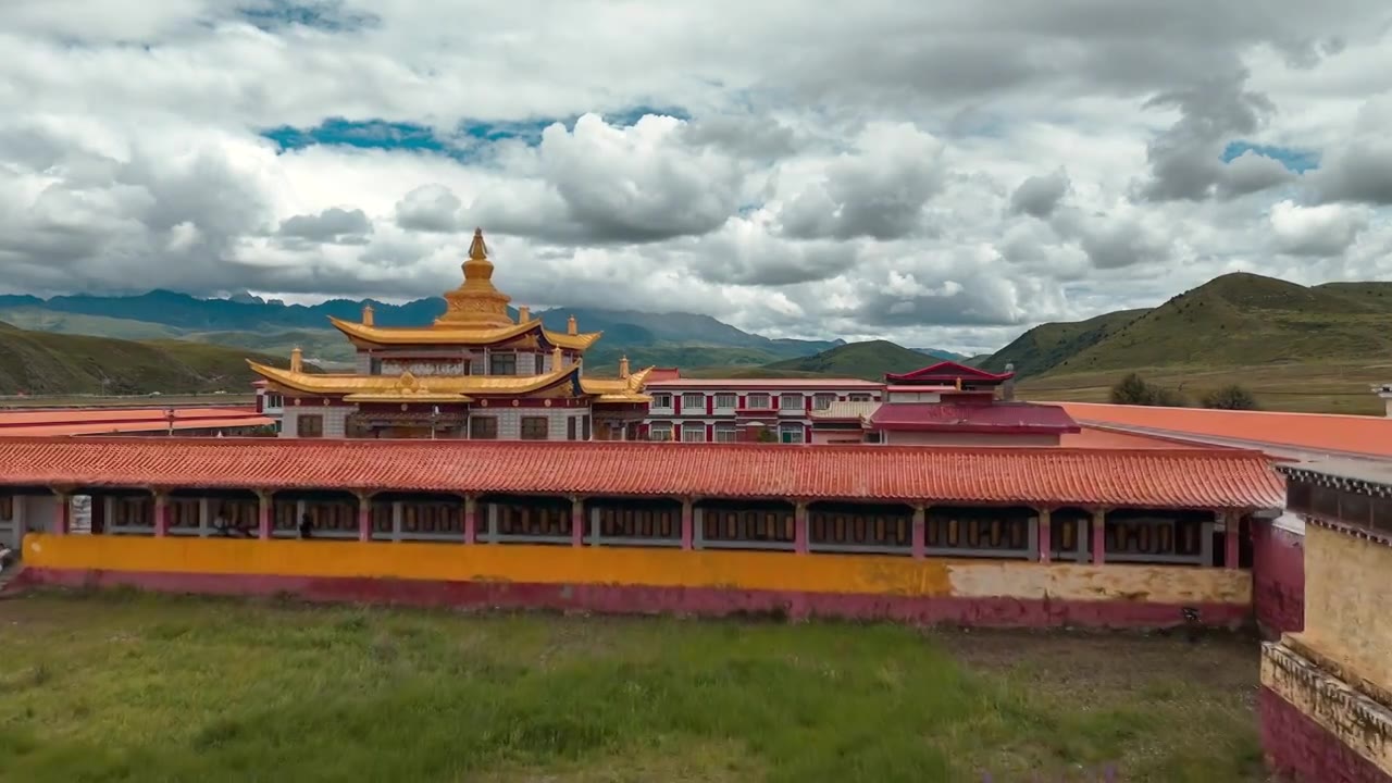 塔公草原上的塔公寺雅拉雪山航拍视频素材