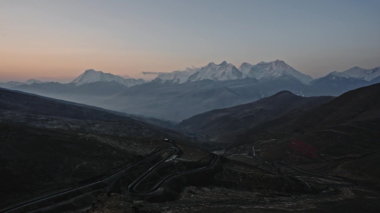 蒙达拉山口拍的库拉岗日的蓝调和日出延时摄影视频素材