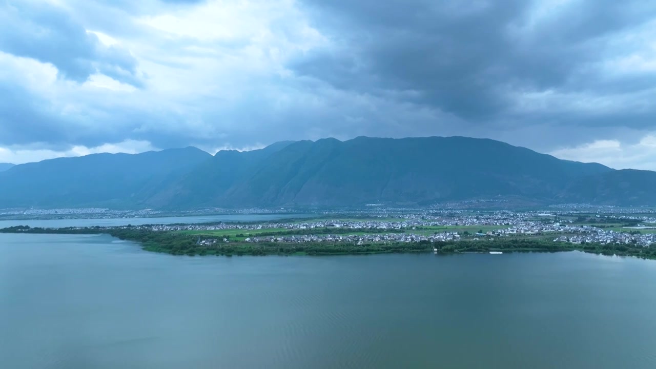 航拍云南旅游大理苍山洱海农田乡村田园风景视频素材