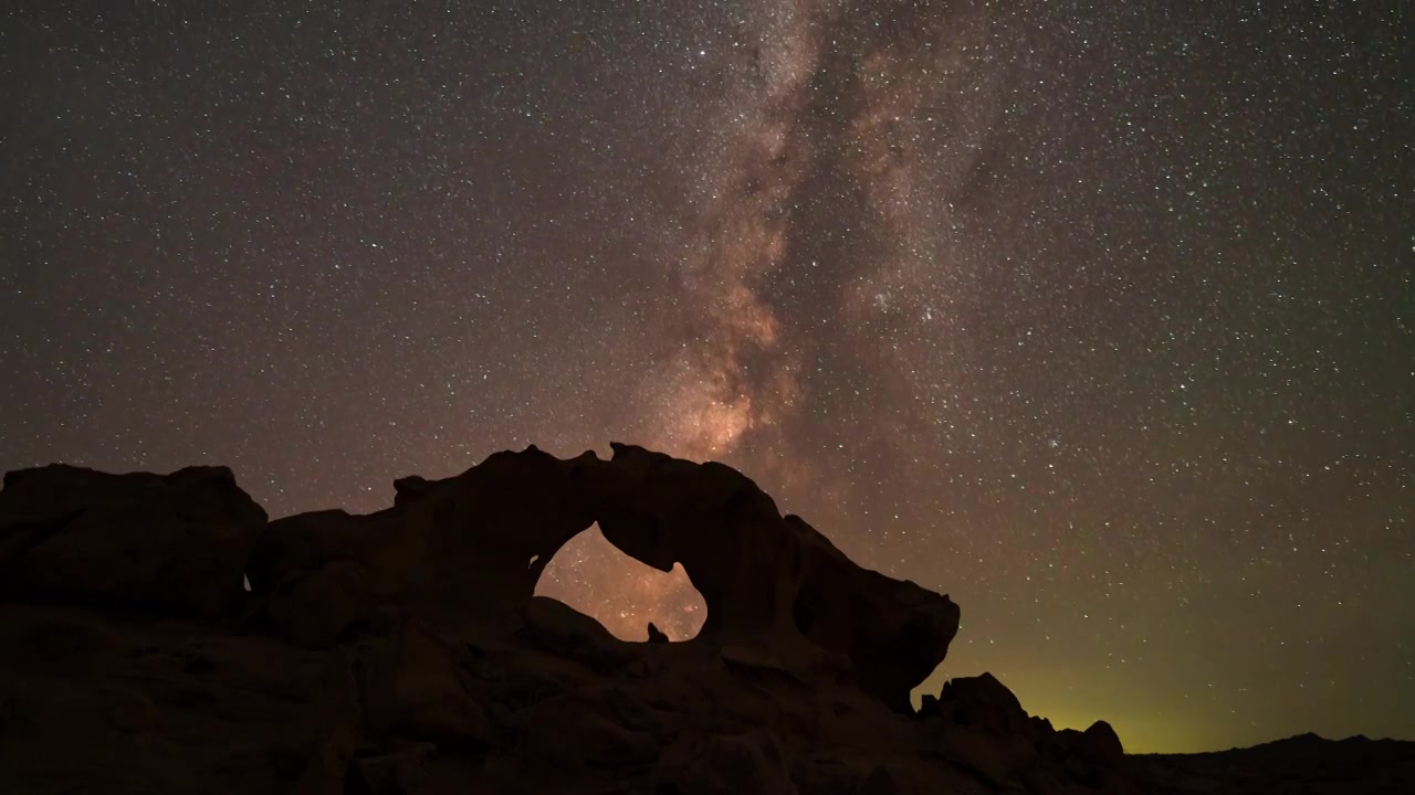 阿拉善右旗海森楚鲁怪石景区流星雨之夜视频素材画面3