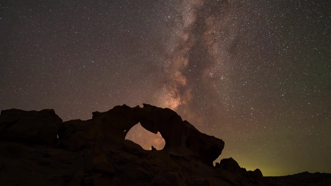 阿拉善右旗海森楚鲁怪石景区流星雨之夜视频素材画面4