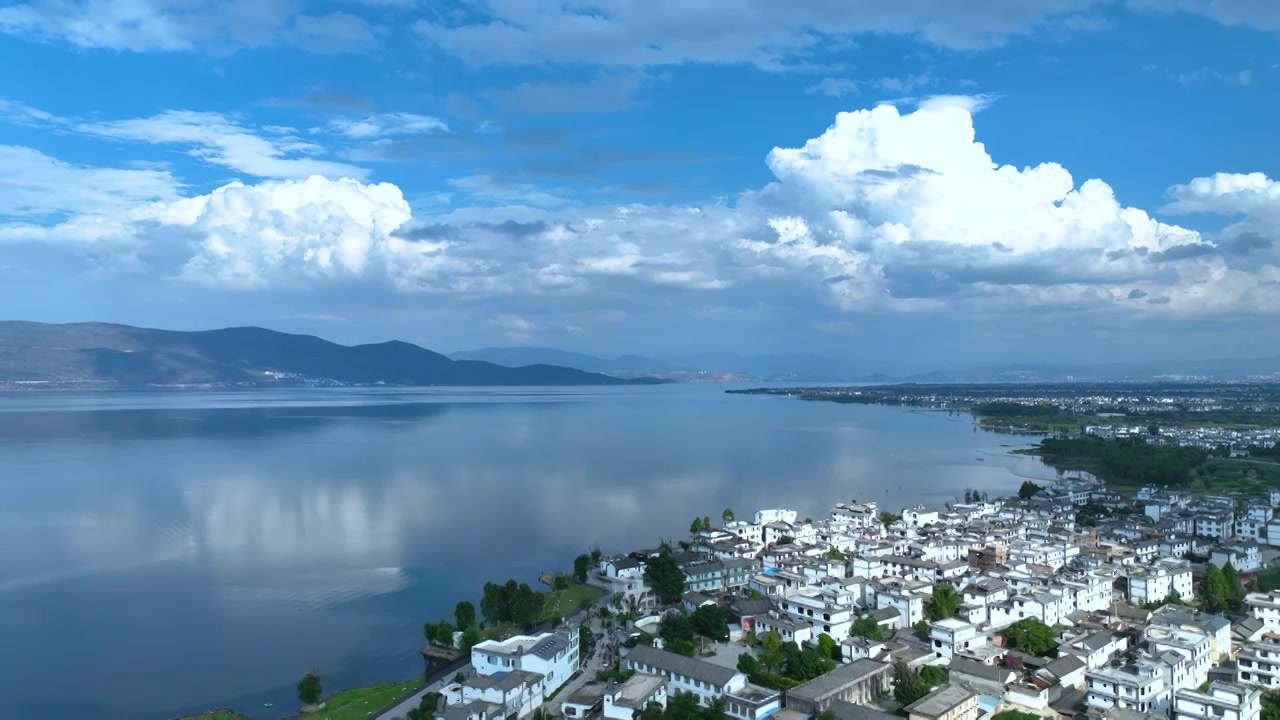 航拍云南旅游大理洱海生态廊道湖景村庄民居视频素材