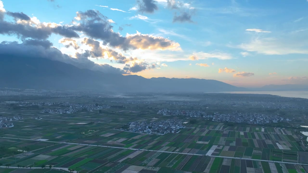 航拍云南旅游大理洱海农田乡村日出朝阳视频素材