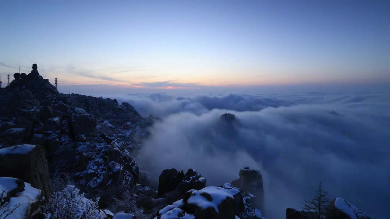 青岛崂山巨峰冬季雪后，在巨峰顶端拍摄的云海和日落延时视频下载