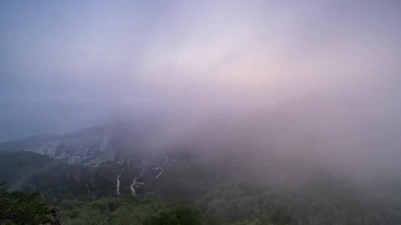 青岛春夏特殊天气平流雾，雾气从海面飘来，覆盖在城市上空，与日落显得很梦幻视频素材