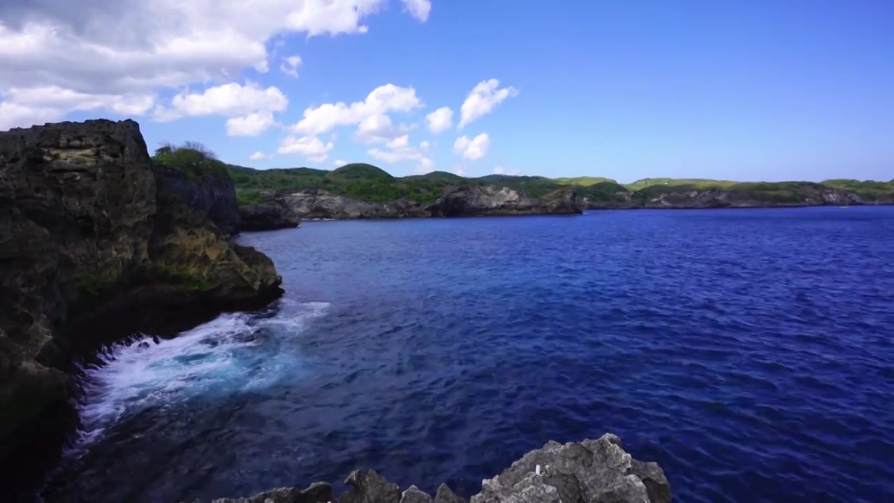 巴厘岛佩尼达岛天神浴池海滩风光视频素材