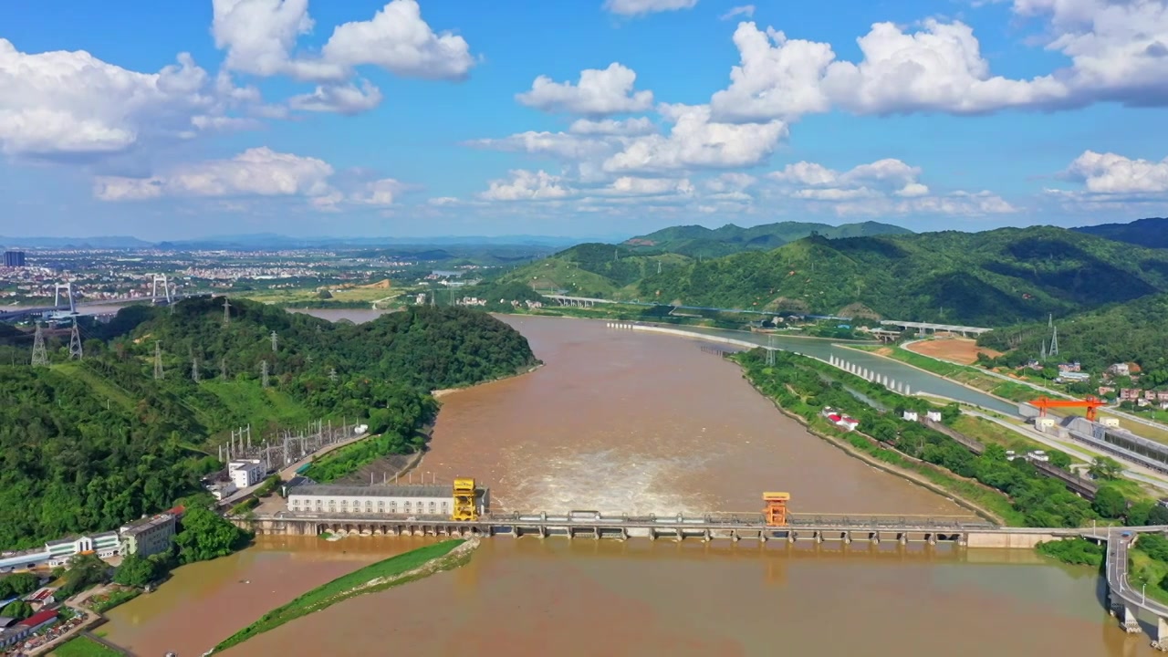 航拍横州西津水利发电站 泄洪水视频素材