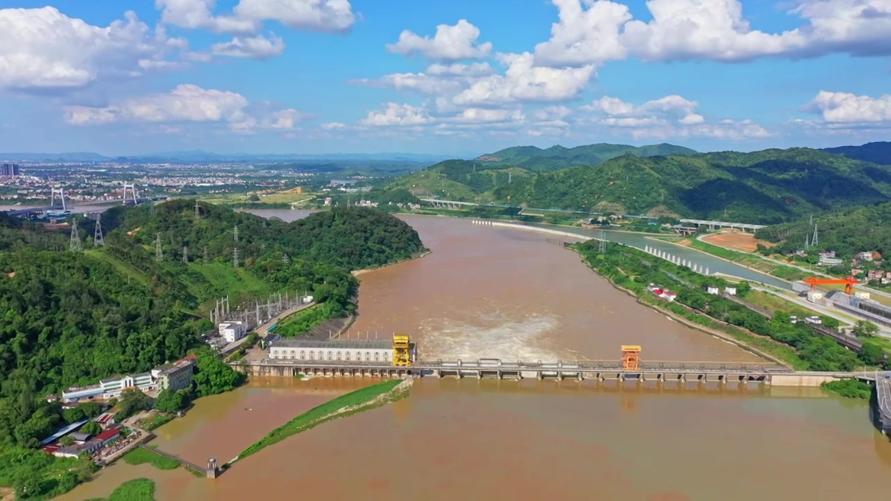 航拍横州西津水利发电站 泄洪水视频下载