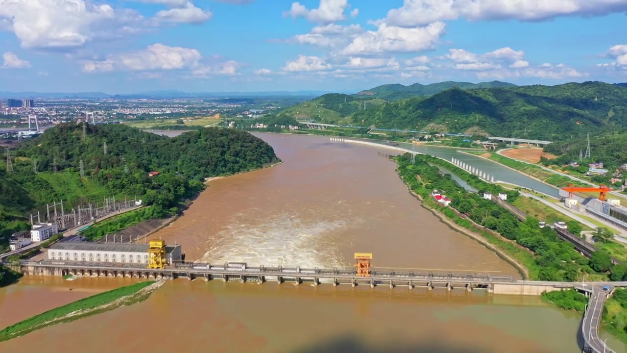 航拍横州西津水利发电站 泄洪水视频素材