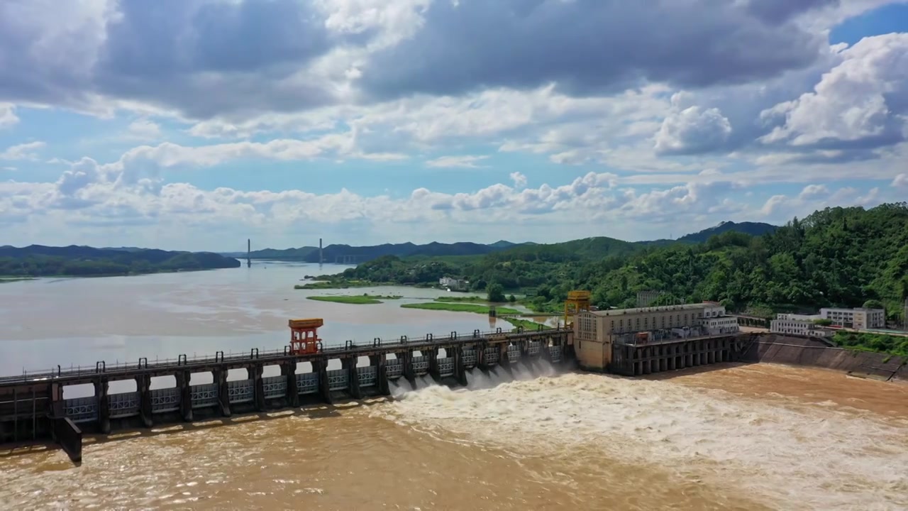 航拍横州西津水利发电站 泄洪水视频素材