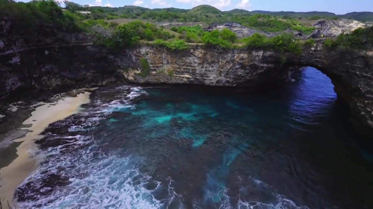 巴厘岛佩尼达岛破碎沙滩海岛风光视频下载