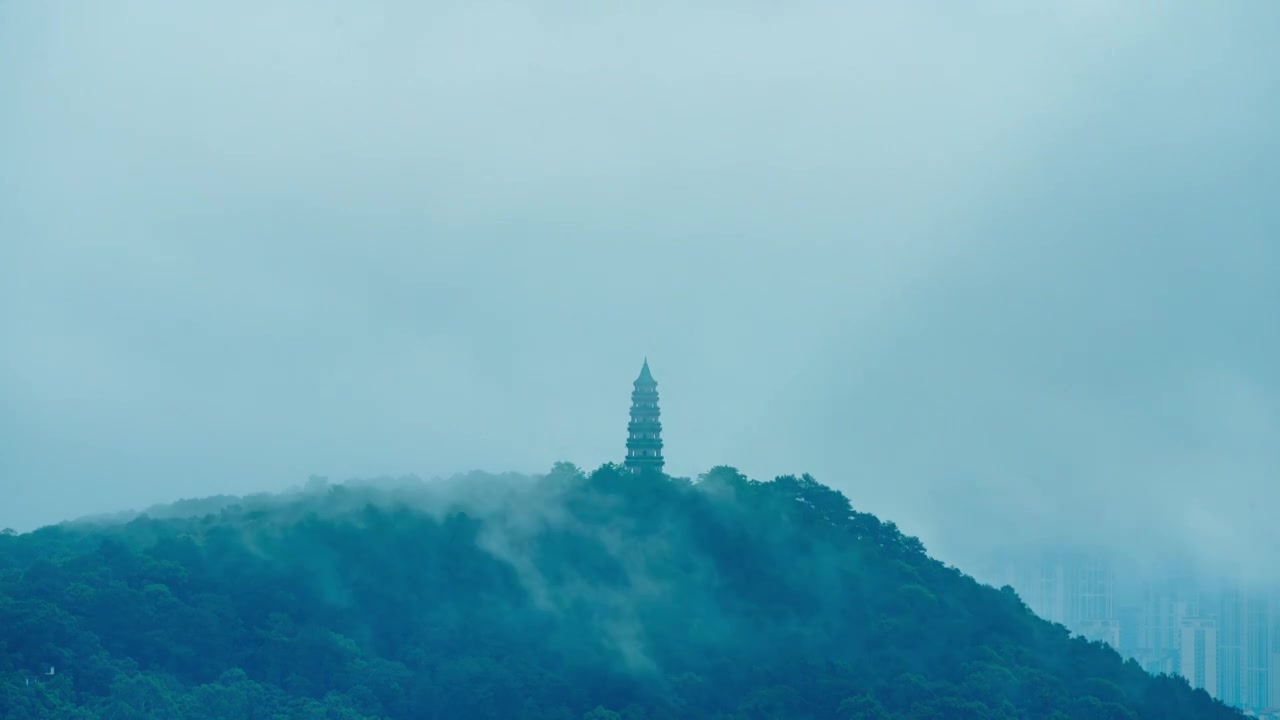 云雾缭绕南宁青秀山风景区龙象塔视频素材