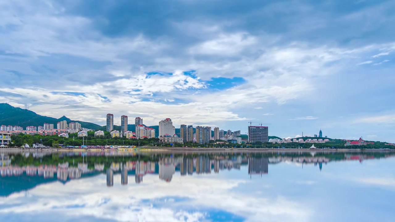 山东烟台海昌渔人码头风景区夏季城市天际线倒影视频素材