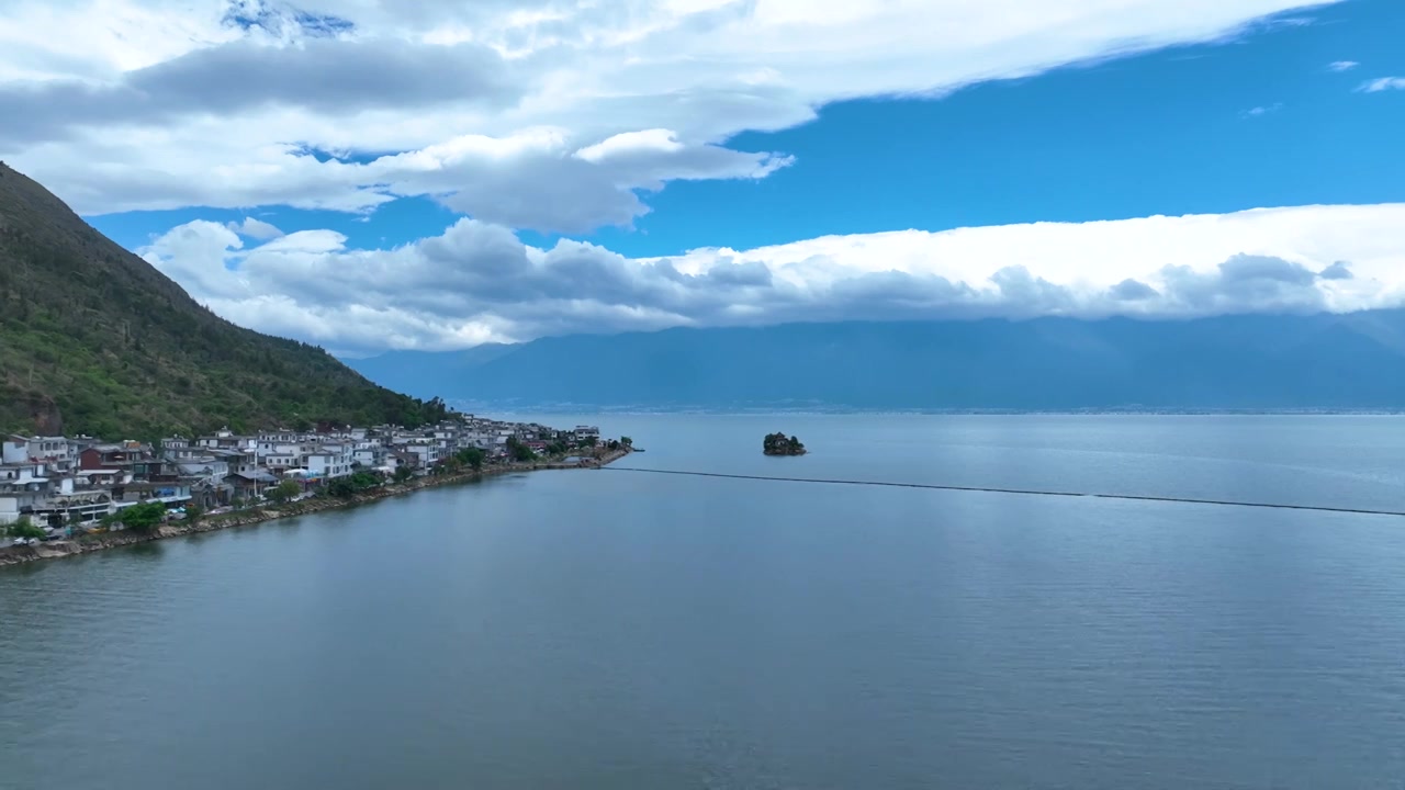 航拍云南旅游大理苍山洱海挖色村风景视频素材