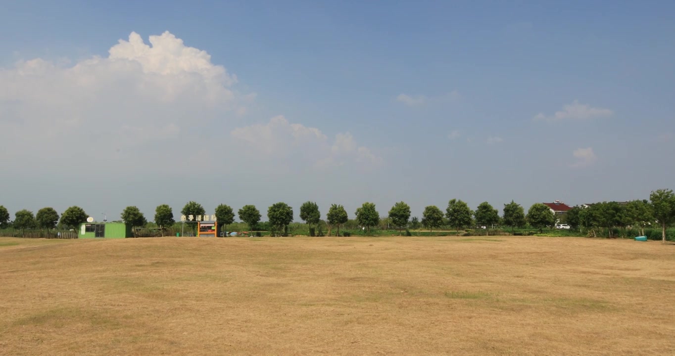 蓝天白云公园美丽草地 金坛柚山村宕口公园视频素材