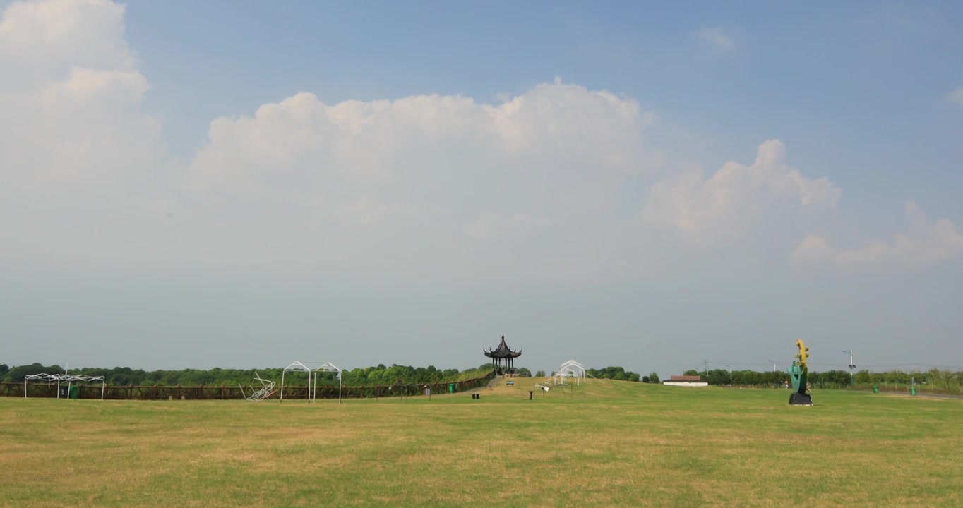 蓝天白云公园美丽草地 金坛柚山村宕口公园视频素材