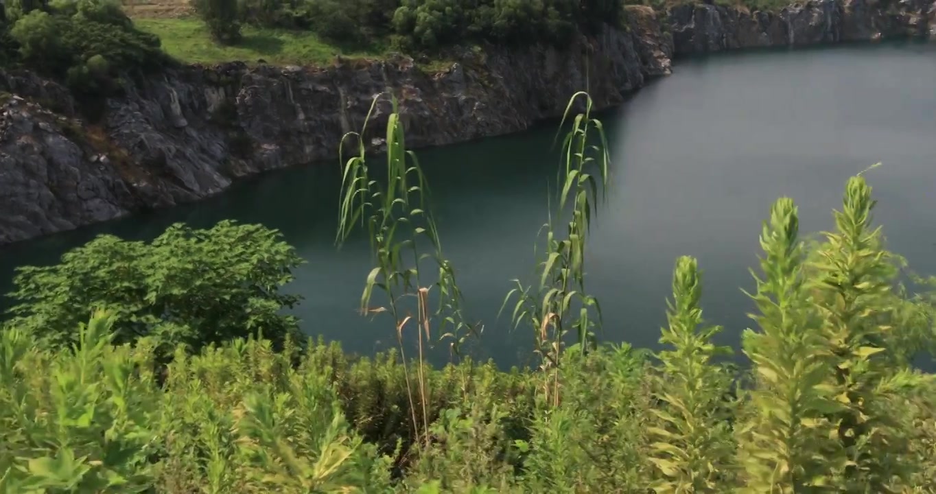 秀丽宕口清澈的湖水湖面 金坛柚山村宕口公园视频素材