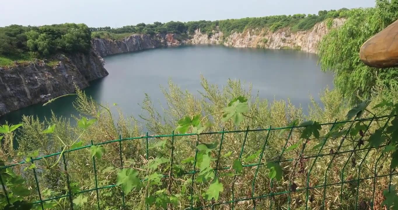 秀丽宕口清澈的湖水湖面 金坛柚山村宕口公园视频素材