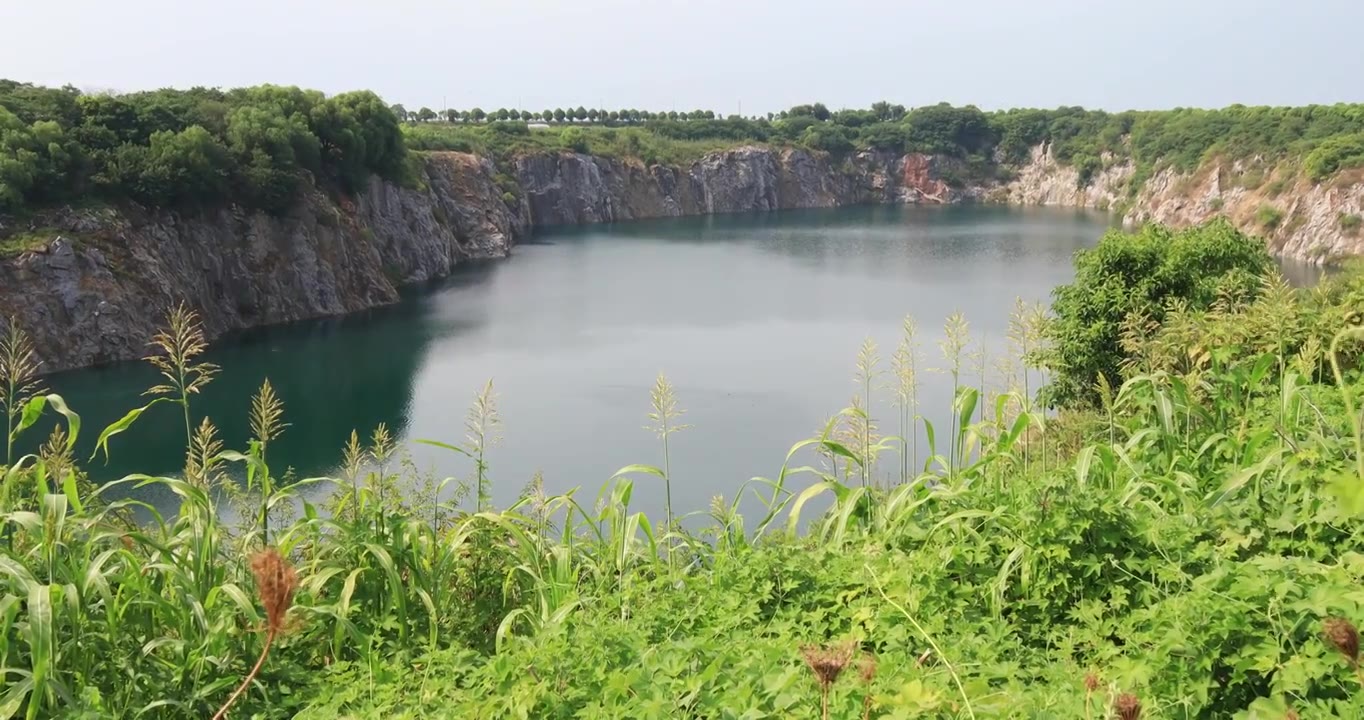 秀丽宕口清澈的湖水湖面 金坛柚山村宕口公园视频素材