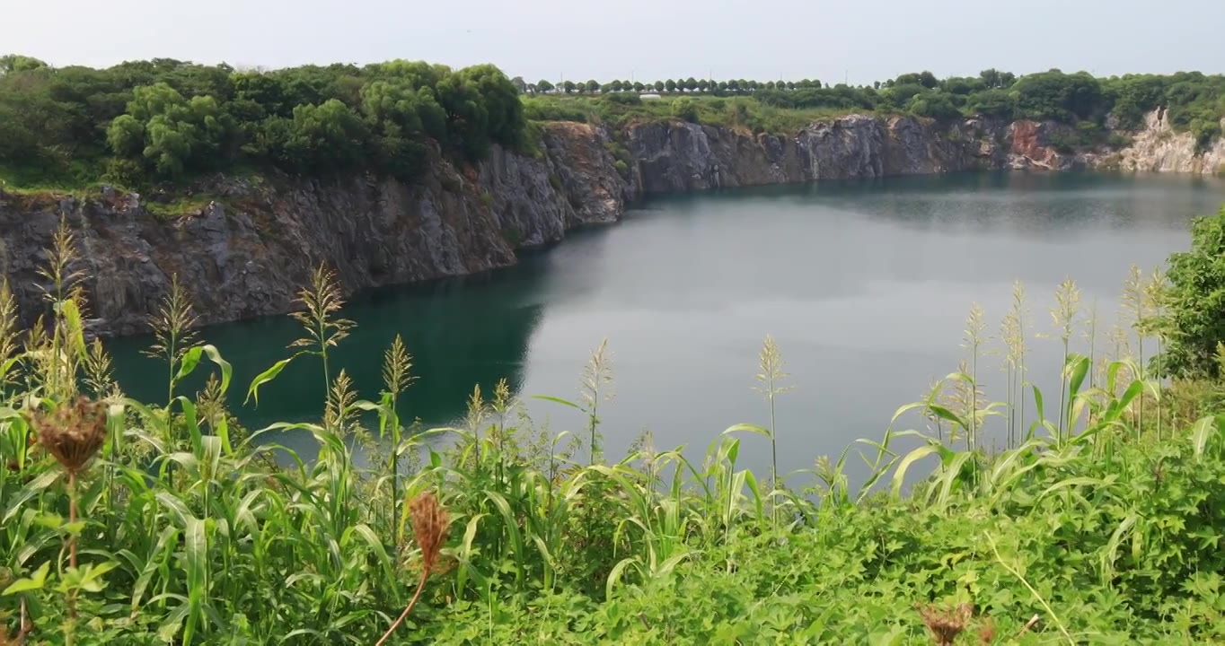 秀丽宕口清澈的湖水湖面 金坛柚山村宕口公园视频素材