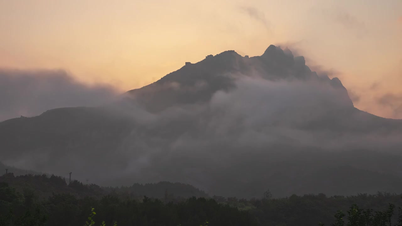 北京：密云司马台长城雨后日出云烟视频素材