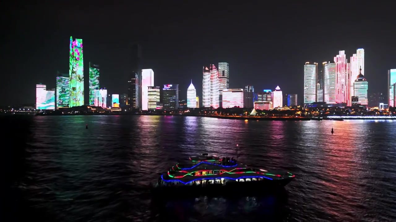 中国山东青岛城市夜景灯光秀航拍海边繁华城市高楼鸟瞰视频素材