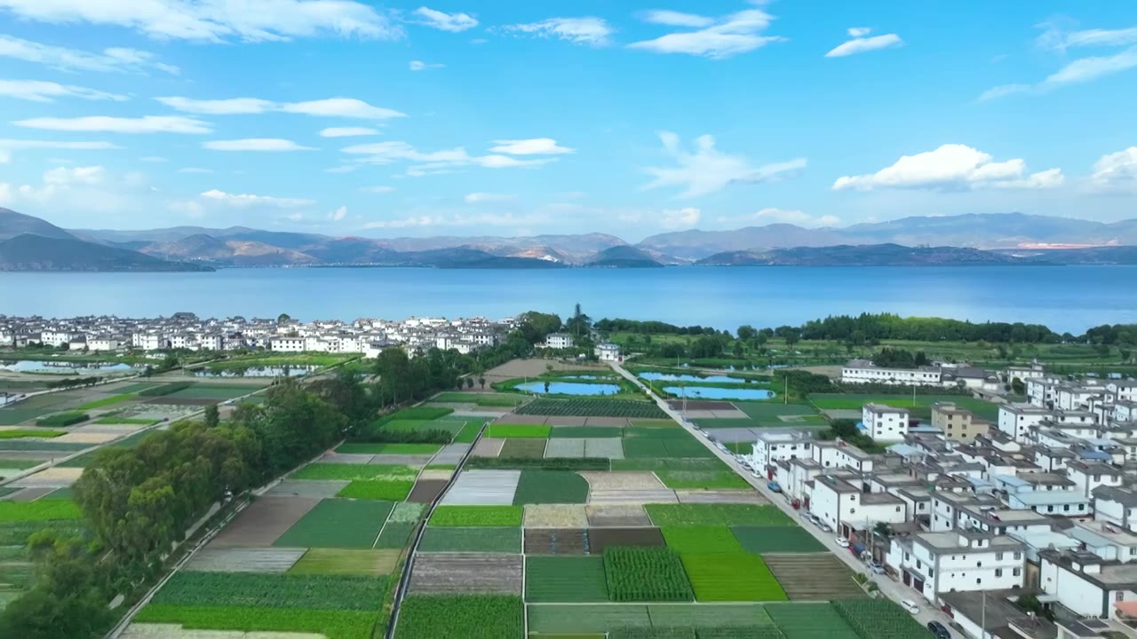 航拍云南旅游大理洱海边乡村民居农田田园风景视频素材