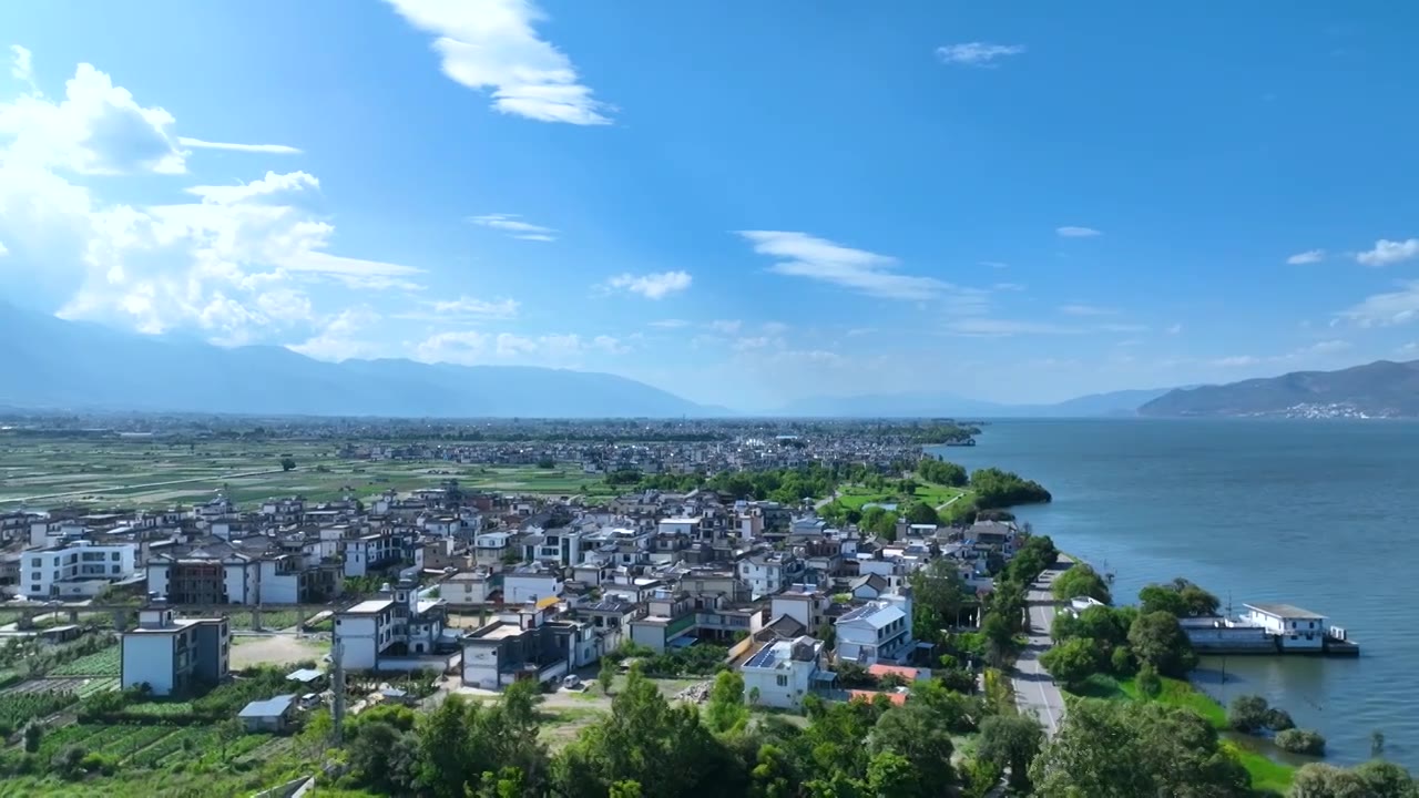 航拍云南旅游大理洱海边乡村民居建筑群视频素材