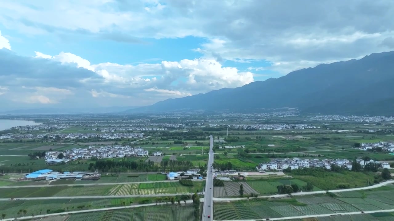 航拍云南旅游大理苍山洱海农业田园风景视频素材